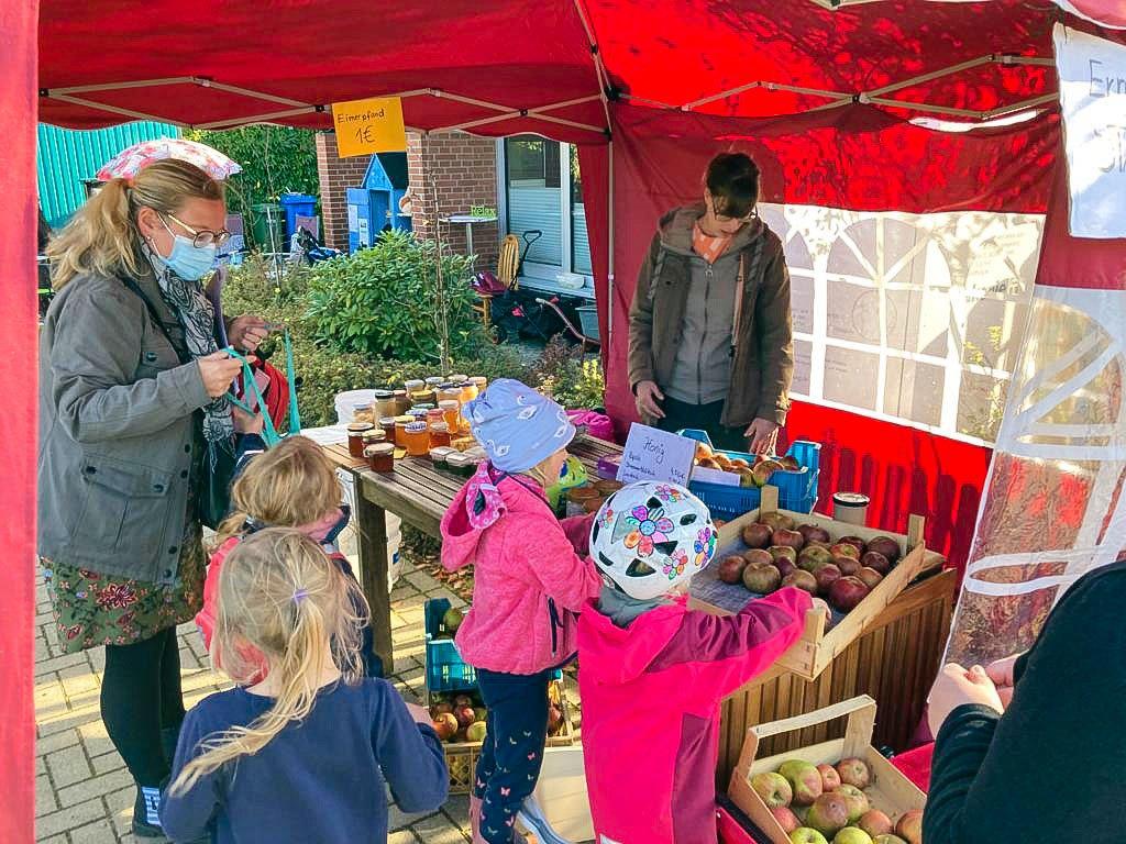 Kindergartenkinder Zachäus haben den Verkauf von Obst und Selbstgerechtem im Griff
